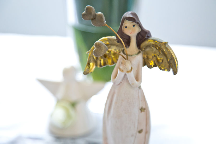 Pequena imagem decorativa em forma de anjo